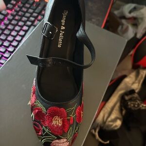 Django & Juliette Black Floral Embroidered heel